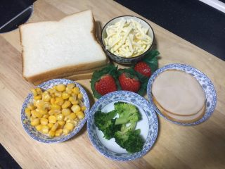 1、吐司披萨盏,准备好食材。