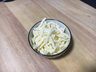 2、吐司披萨盏,马苏里拉奶酪从冰箱里冷冻室提前拿出来解冻，回暖至室温。