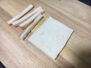 8、吐司披萨盏,将吐司的四边切下去。