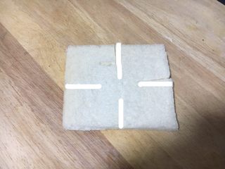 9、吐司披萨盏,用刀在吐司四边切口，切到距离中心一半的地方即可。如图所示。