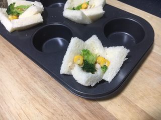 12、吐司披萨盏,放入适量的搅拌好的蔬菜。