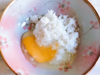 2、剩米饭的春天 米饭披萨,打入一颗鸡蛋