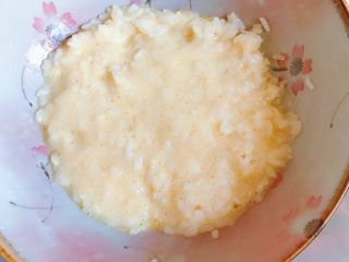 3、剩米饭的春天 米饭披萨,鸡蛋打散，和米饭混合均匀