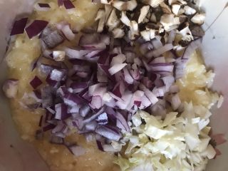 4、剩米饭的春天 米饭披萨,洋葱和白菜切成丁，放入米饭液中