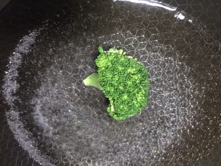 5、剩米饭的春天 米饭披萨,西兰花洗净焯水