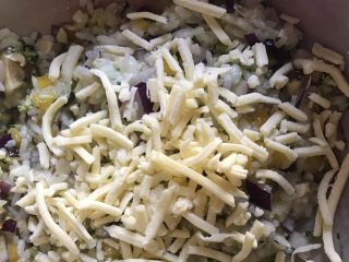 8、剩米饭的春天 米饭披萨,撒上马苏里拉奶酪继续拌匀