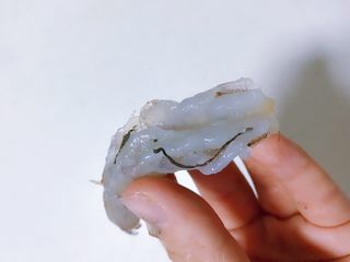 10、剩米饭的春天 米饭披萨,剔除虾线，切成丁备用