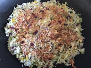 11、剩米饭的春天 米饭披萨,锅中放油，油热后将米饭放入，压成大饼状，抹上一层薄薄的番茄酱