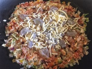 13、剩米饭的春天 米饭披萨,最后撒上一层马苏里拉奶酪，盖上锅盖小火焖熟