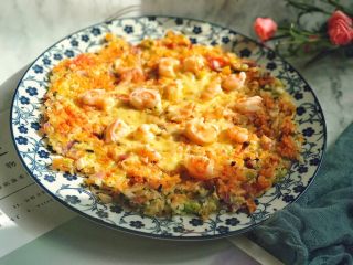 14、剩米饭的春天 米饭披萨,全程小火慢煎，虾仁熟了之后取出就可以。