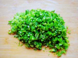 2、芝麻香葱饼干,把香葱切碎点。