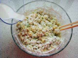 8、芝麻香葱饼干,加入余下的牛奶。