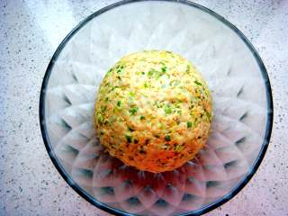 10、芝麻香葱饼干,和成光滑的面团，盖上保鲜膜发酵40分钟。（和面的过程中就闻到了好香的香葱味）