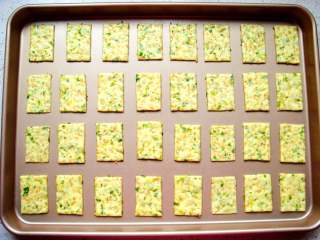 14、芝麻香葱饼干,依次摆入烤盘中。