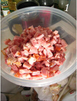 1、私房芝加哥深盘pizza,烟熏火腿切成小丁 （骰子大小）