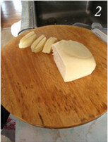 2、私房芝加哥深盘pizza,马苏里拉乳酪切成小丁 （骰子大小）