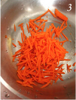 3、私房芝加哥深盘pizza,胡萝卜洗干净，擦成丝
