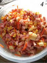 4、私房芝加哥深盘pizza,烟熏火腿，马苏里拉乳酪，胡萝卜混合均匀，加入少量淀粉，混合均匀