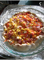 5、私房芝加哥深盘pizza,把匹萨面团抻拉成饼，把馅料放进去，面团边缘折起