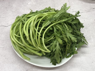2、蒜泥茼蒿,茼蒿去根后清洗干净。