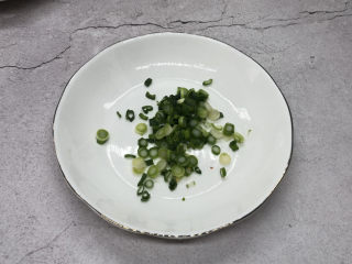 3、蒜泥茼蒿,小葱切成小葱花