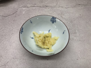 4、蒜泥茼蒿,蒜瓣捣烂成泥