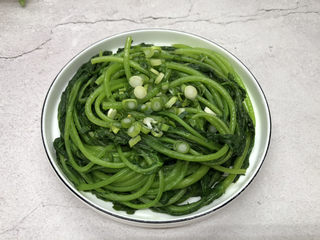 8、蒜泥茼蒿,控水后放入盘中，放入葱花