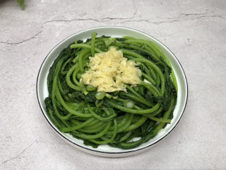 9、蒜泥茼蒿,再加入蒜泥