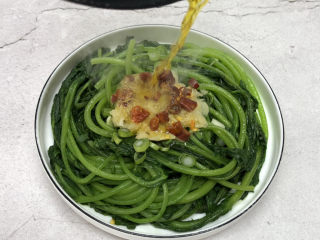 12、蒜泥茼蒿,趁热泼入辣椒圈和蒜泥上