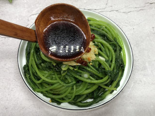 17、蒜泥茼蒿,然后转圈淋入盘中