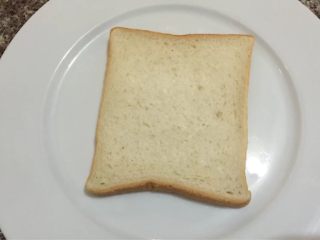 1、微波炉吐司披萨,吐司放在无水无油的盘子里