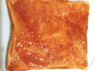 2、微波炉吐司披萨,如图均匀的涂抹番茄酱