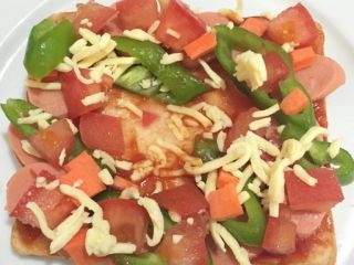 4、微波炉吐司披萨,如图怕适量芝士碎（一定要是碎）