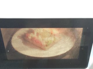 6、微波炉吐司披萨,如图入微波炉叮6分钟（可以中间打开看看直至鸡蛋定型，芝士融化）