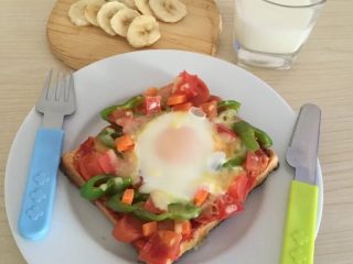 7、微波炉吐司披萨,美味的吐司披萨，美味从早餐开始。喜欢吃焦一些可以多叮几分钟。