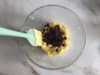 5、蔓越莓饼干,加入蔓越莓干