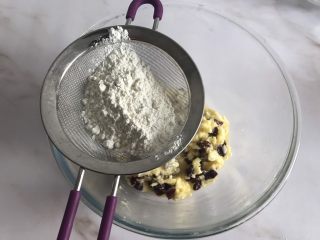 6、蔓越莓饼干,筛入低筋面粉
