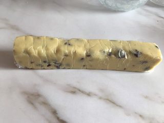 10、蔓越莓饼干,固定好形状之后放入冰箱冷冻半小时