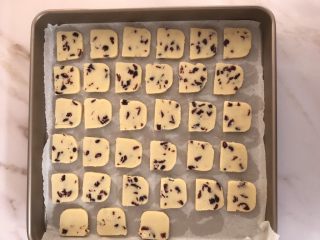 12、蔓越莓饼干,摆入烤盘中，放入提前预热好的烤箱，上下火170度20分钟左右