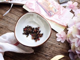 7、快手免炸的 酥脆辣子鸡,锅内放一小把麻椒