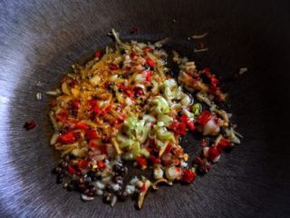 10、快手免炸的 酥脆辣子鸡,再放入葱，炒几下 炒香