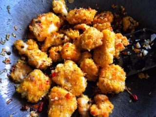 11、快手免炸的 酥脆辣子鸡,放入烤好的鸡块，翻炒几下即可