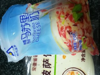 1、甜脆可口的缤纷披萨,披萨饼和奶酪提前解冻中