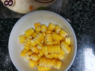 2、甜脆可口的缤纷披萨,玉米粒剥好