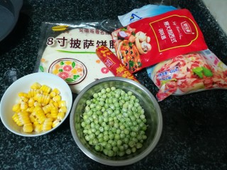 4、甜脆可口的缤纷披萨,准备好所有食材