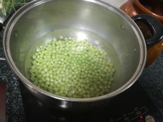 5、甜脆可口的缤纷披萨,豌豆仁开水里面焯水2分钟，不然比较难烤熟