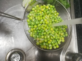 7、甜脆可口的缤纷披萨,冷水冲一下，这样会比较绿