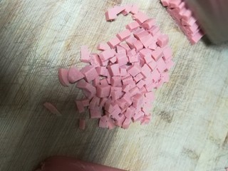 8、甜脆可口的缤纷披萨,切好火腿肠，半根就够了