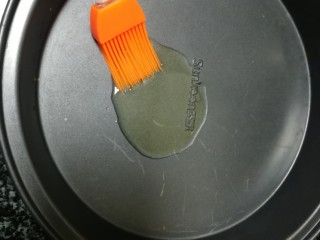 9、甜脆可口的缤纷披萨,披萨盘刷一层花生油，如果是不粘的，可以不用