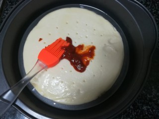 11、甜脆可口的缤纷披萨,刷披萨酱，这是我最爱做的一件事，香香甜甜的，感觉特别幸福。